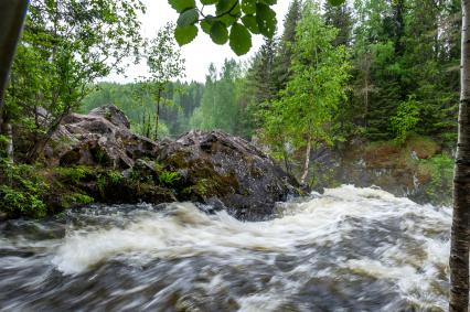 Республика Карелия. Водопад в заповеднике `Кивач`.