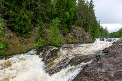 Республика Карелия. Водопад в заповеднике `Кивач`.