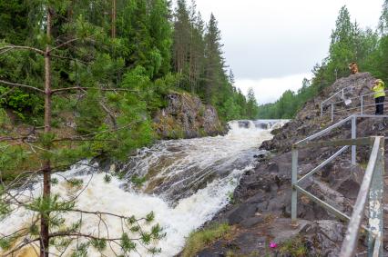 Республика Карелия. Туристы на смотровой площадке у водопада  в заповеднике `Кивач`.