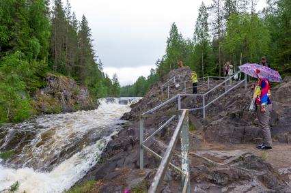 Республика Карелия. Туристы на смотровой площадке у водопада  в заповеднике `Кивач`.