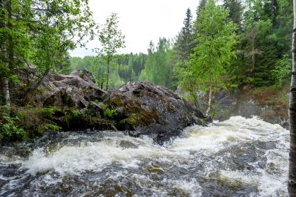 Республика Карелия. Водопад в заповеднике `Кивач`.