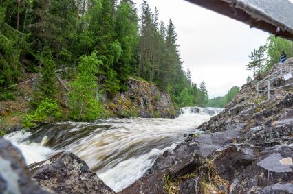 Республика Карелия. Водопад в заповеднике `Кивач`.