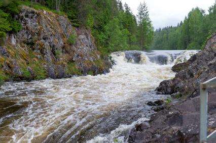 Республика Карелия. Водопад в заповеднике `Кивач`.