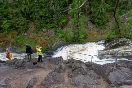 Республика Карелия. Туристы на смотровой площадке у водопада  в заповеднике `Кивач`.