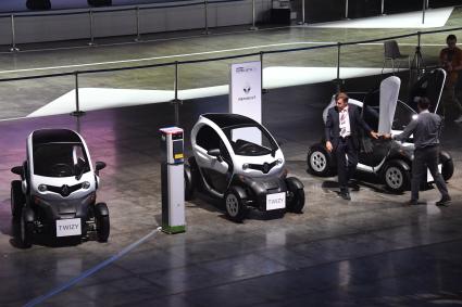 Москва. Двуместный электрический автомобиль Renault Twizy на московском международном автомобильном салоне в МВЦ `Крокус Экспо`.