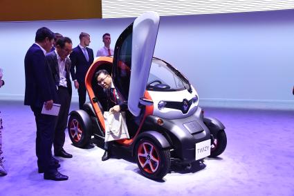 Москва. Двуместный электрический автомобиль Renault Twizy на московском международном автомобильном салоне в МВЦ `Крокус Экспо`.