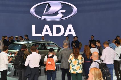 Москва. Концептуальный внедорожник Lada 4х4 Vision во время презентации на московском международном автомобильном салоне в МВЦ `Крокус Экспо`.