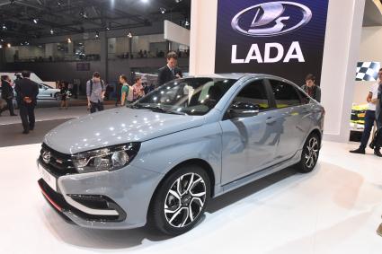 Москва. Автомобиль Lada Vesta на московском международном автомобильном салоне в МВЦ `Крокус Экспо`.