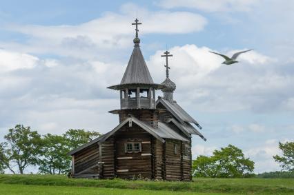 Республика Карелия. Кижи.  Часовня Михаила Архангела из Леликозера на территории историко-архитектурного музея `Кижи`.