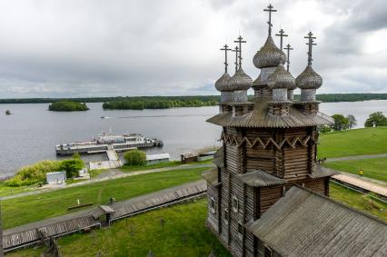 Республика Карелия. Кижи. Вид с колокольни на церковь Покрова Пресвятой Богородицы на Кижском Погосте.