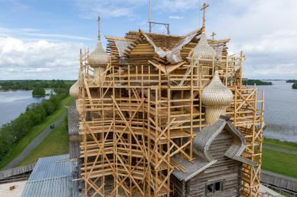 Республика Карелия. Кижи. Реконструкция церкви Преображения Господня на Кижском Погосте.