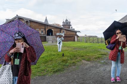 Республика Карелия. Кижи. Туристы фотографируют у ансамбля Кижского погоста.