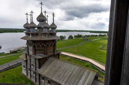 Республика Карелия. Кижи. Вид с колокольни на церковь Покрова Пресвятой Богородицы на Кижском Погосте.