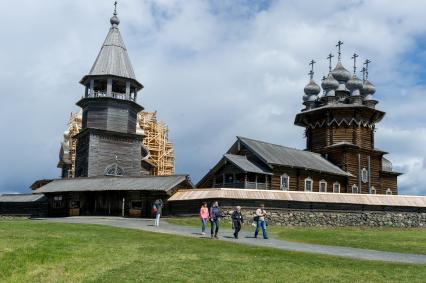 Республика Карелия. Кижи. Туристы у  ансамбля Кижского погоста.