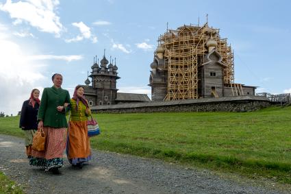 Республика Карелия. Кижи. Сотрудники музея в национальных костюмах у ансамбля Кижского погоста.