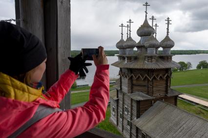 Республика Карелия. Кижи. Вид с колокольни на церковь Покрова Пресвятой Богородицы на Кижском Погосте.