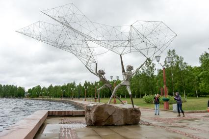 Республика Карелия. Петрозаводск. Памятник `Рыбаки`на Онежской набережной.