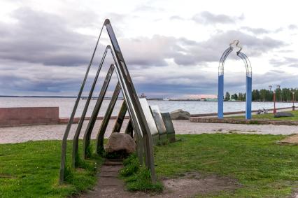 Республика Карелия. Петрозаводск. Памятник `Волна дружбы` на Онежской набережной.