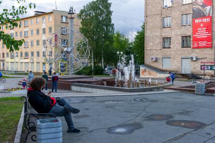 Республика Карелия. Петрозаводск. Студенческий бульвар и фонтан Молекула фуллерена.