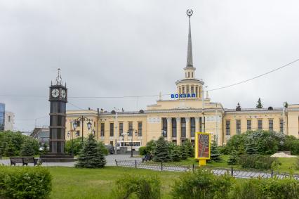 Республика Карелия. Петрозаводск. Вид на железнодорожный вокзал и площадь Гагарина.