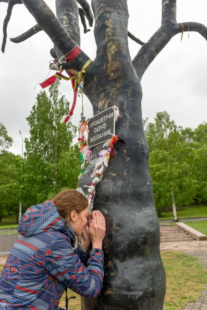 Республика Карелия. Петрозаводск. Памятник `Дерево желаний`на Онежской набережной.