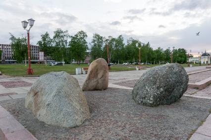 Республика Карелия. Петрозаводск. Знак в честь 50-летия освобождения города от захватчиков на Онежской набережной.