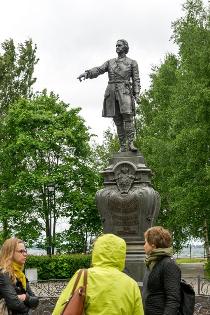 Республика Карелия. Петрозаводск. Памятник Петру I на Онежской набережной.