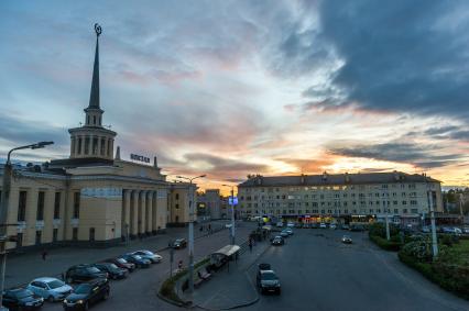 Республика Карелия. Петрозаводск. Железнодорожный вокзал и площадь Гагарина.