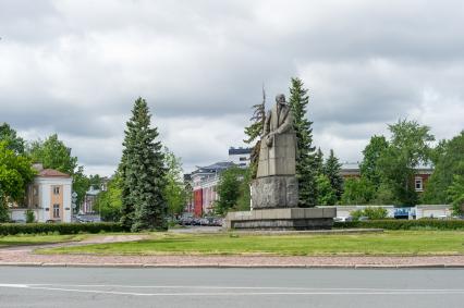 Республика Карелия. Петрозаводск. Памятник В. И. Ленину на одноименной площади .