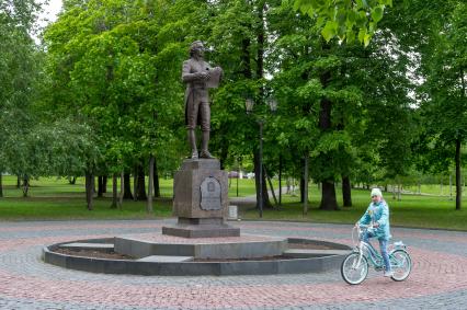 Республика Карелия. Петрозаводск. Памятник Г.Р. Державину в Губернаторском саду.