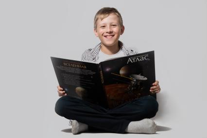Челябинск. Мальчик с книгой.