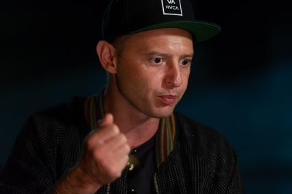 Санкт-Петербург. Лидер группы `Звери` Роман Билык провел для петербуржцев экскурсию по памятным местам Майка Науменко, лидера группы `Зоопарк`.