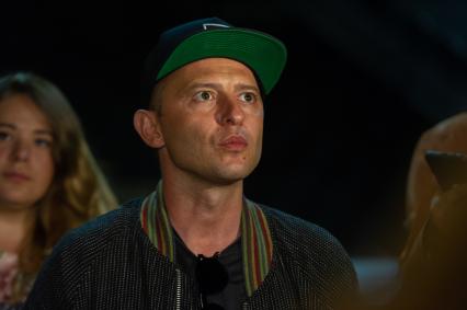 Санкт-Петербург. Лидер группы `Звери` Роман Билык провел для петербуржцев экскурсию по памятным местам Майка Науменко, лидера группы `Зоопарк`.