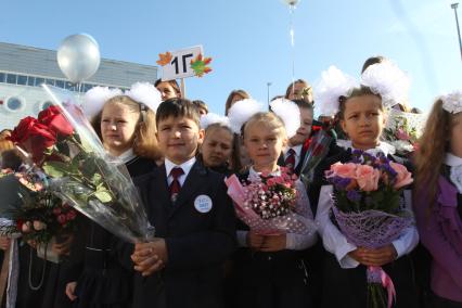 Иркутск. Первоклассники на торжественной линейке, посвященной Дню знаний.