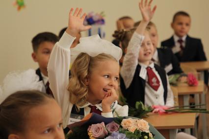 Иркутск.  Школьники  на первом уроке в День знаний.