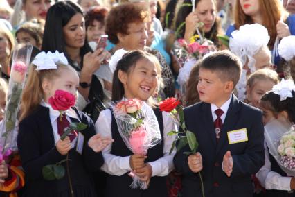 Иркутск. Первоклассники на торжественной линейке, посвященной Дню знаний.