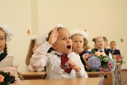 Иркутск. Школьники на первом уроке в День знаний.