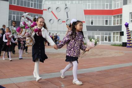 Иркутск. Первоклассницы на торжественной линейке, посвященной Дню знаний.