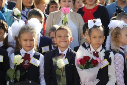 Иркутск. Первоклассники на торжественной линейке, посвященной Дню знаний.