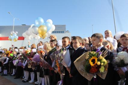 Иркутск. Первоклассники на торжественной линейке, посвященной Дню знаний.