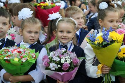 Тула. Первоклассники на торжественной линейке, посвященной Дню знаний.