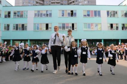 Тула.  Первый звонок на торжественной линейке, посвященной Дню знаний.