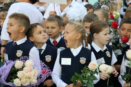 Тула. Первоклассники на торжественной линейке, посвященной Дню знаний.