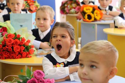 Тула.  Школьники на первом уроке в День знаний.