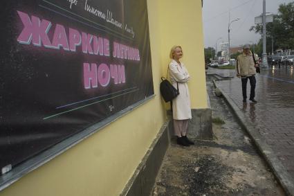 Свердловская область. Екатеринбург. Горожане во время сильного дождя