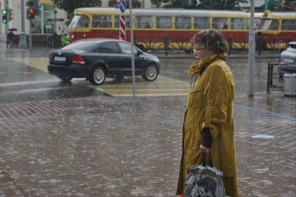 Свердловская область. Екатеринбург. Горожане во время сильного дождя