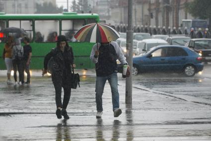 Свердловская область. Екатеринбург. Горожане во время сильного дождя