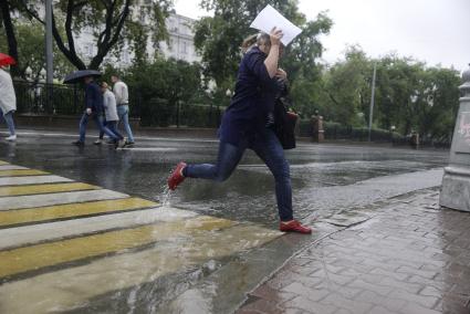 Свердловская область. Екатеринбург. Горожане во время сильного дождя