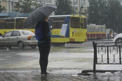 Свердловская область. Екатеринбург. Горожане во время сильного дождя