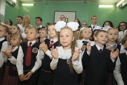 Барнаул. Первоклассники на торжественной линейке, посвященной Дню знаний.